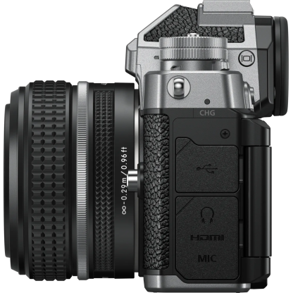 Nikon Z f silber mit Objektiv Z 40mm 2.0 (SE) - mit Lederetui und Gurt *** lieferbar ab Ende September – Bild 2